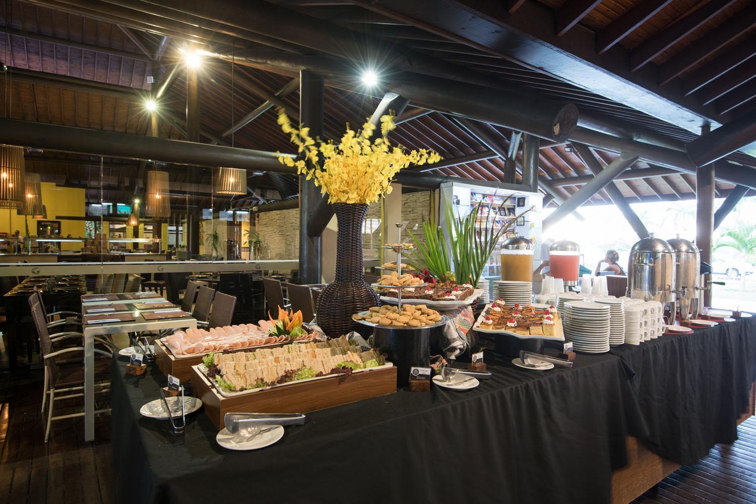 Vila Gale Resort Mares กวาราจูบา ภายนอก รูปภาพ A buffet at a hotel